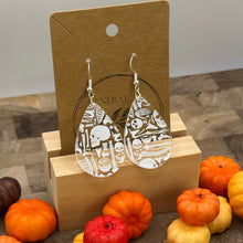 Load image into Gallery viewer, Spooky bones- earrings
